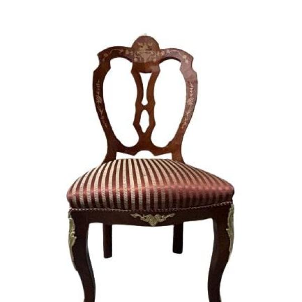 Luxuriöser barocker Esszimmerstuhl in braun mit Messing und Intarsien - Rot/Goldener Satinstoff - Messingkrone und Riemen rund um den Stuhl - MACE