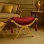 Barockhocker Sitzbank - Degobart - Roter Satinstoff - Vergoldetes Holz - MACE