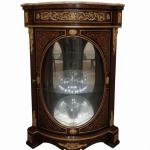 MACE Heritage - Barocke Eckvitrine mit Holzintarsien aus Massivholz, Glasfront & handgefertigten Messingdetails