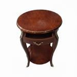 MACE Heritage – Runder barocker Beistelltisch aus Holz in warmem Braun mit Schublade und Messingornamenten