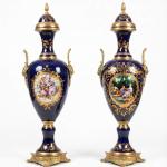 MACE Heritage - barocke Romeo und Julia Porzellan Vase Set -Messinggriff - Zwei Vasen - 80cm