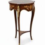 MACE Heritage – Louis-XV-Beistelltisch aus Massivholz mit Intarsienplatte, Goldapplikationen und runder Tischplatte