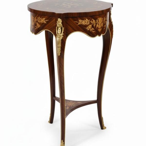MACE Heritage – Louis-XV-Beistelltisch aus Massivholz mit Intarsienplatte, Goldapplikationen und runder Tischplatte