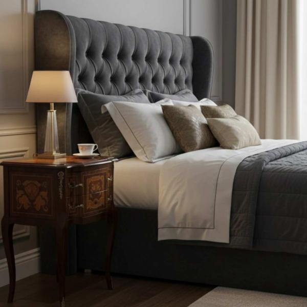 MACE Heritage – Barocke Intarsien-Kommode Louis XV in Dunkelbraun mit Messing
