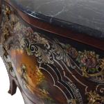 MACE Heritage – Barocke Louis-XV-Kommode mit handgemalter Ölmalerei, Messingbeschlägen und Natur-Marmorplatte