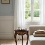 MACE Heritage – Louis-XV-Beistelltisch aus Massivholz mit Intarsienplatte, Goldapplikationen und runder Tischplatte