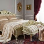 MACE-Barock-Sitzbank – Gestell in Goldbeige – Stoff in Gold-Champagner – kleines Damen-Sitzsofa – Kommodensofa – Barockmöbel