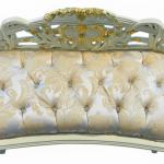 MACE-Barock-Sitzbank – Gestell in Goldbeige – Stoff in Gold-Champagner – kleines Damen-Sitzsofa – Kommodensofa – Barockmöbel