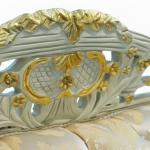 MACE-Barock-Sitzbank – Gestell in Goldbeige – Stoff in Gold-Champagner – kleines Damen-Sitzsofa – Kommodensofa – Barockmöbel