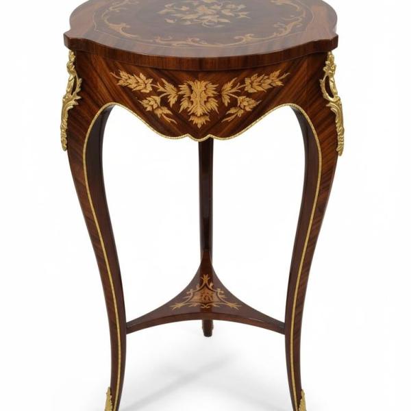 MACE Heritage – Louis-XV-Beistelltisch aus Massivholz mit Intarsienplatte, Goldapplikationen und runder Tischplatte