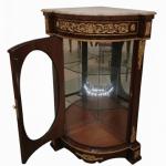 MACE Heritage - Barocke Eckvitrine mit Holzintarsien aus Massivholz, Glasfront & handgefertigten Messingdetails