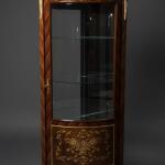 MACE Heritage – Barocke Eckvitrine mit Intarsien – Glasvitrine aus Massivholz