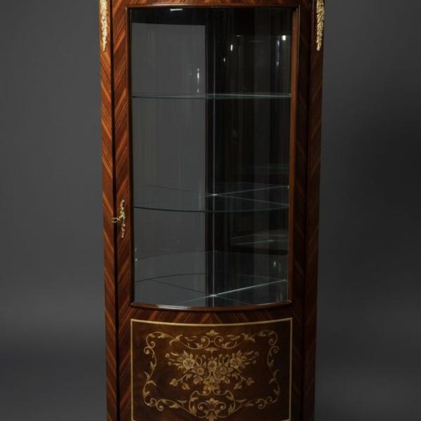 MACE Heritage – Barocke Eckvitrine mit Intarsien – Glasvitrine aus Massivholz