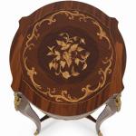 MACE Heritage – Louis-XV-Beistelltisch aus Massivholz mit Intarsienplatte, Goldapplikationen und runder Tischplatte