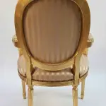 MACE Heritage – Louis-XVI Armlehnenstuhl in Blattgold mit champagnerfarbenem Streifenbezug – Handgefertigter Barock-Stuhl