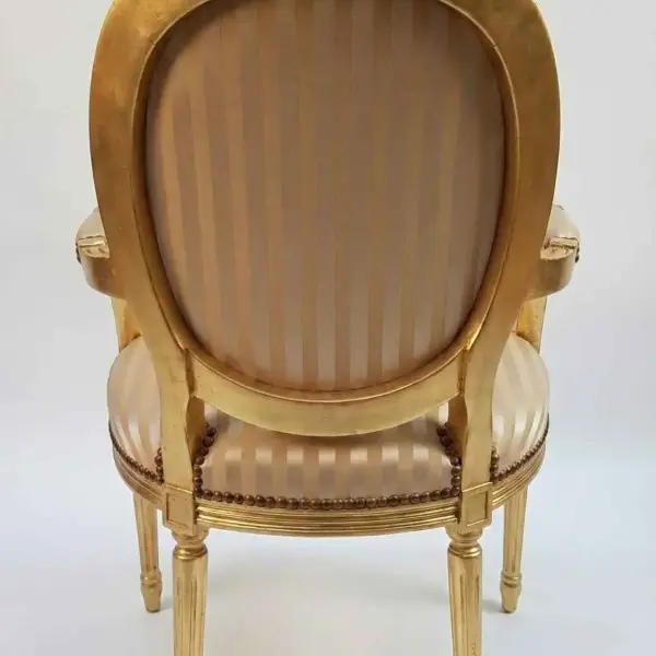 MACE Heritage – Louis-XVI Armlehnenstuhl in Blattgold mit champagnerfarbenem Streifenbezug – Handgefertigter Barock-Stuhl