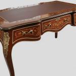 Luxuriöser Schreibtisch im Barockstil - Braun - Messing - Drei Schubladen - Arbeitsplatte aus Kunstleder - Intarsien - Büromöbel - MACE