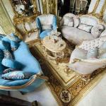MACE Heritage - luxuriöses barockes Salonset - babyblaue und beige Farbe - Samtstoff - goldener champagnerfarbener Holzrahmen - zwei 3-Sitzer Sofas + 2 Armlehnen + ovaler Couchtisch